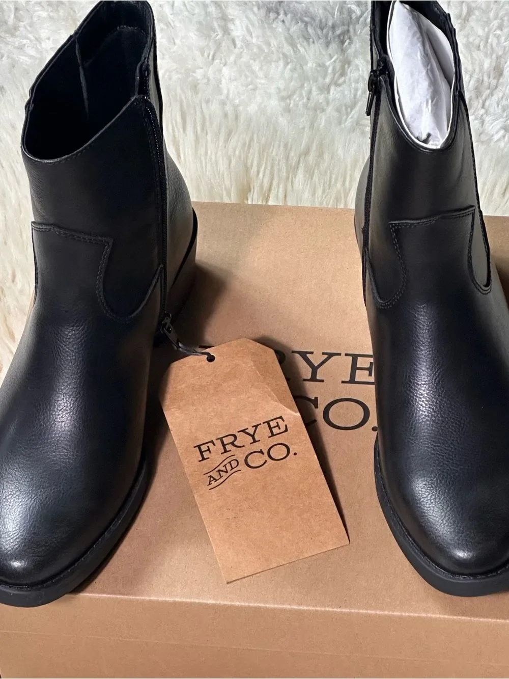 FRYE AND CO. Helmi Chelsea Boots in Black